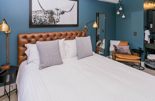 Jacksonville Hotel | King Guest Room at The Jacksonville Inn