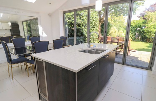 New Forest District Cottage | KING HENRY HOUSE, pet friendly, country holiday cottage in Lymington