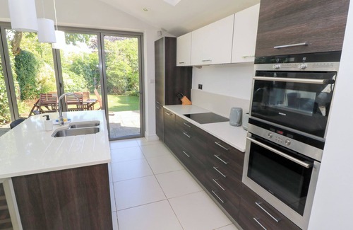 New Forest District Cottage | KING HENRY HOUSE, pet friendly, country holiday cottage in Lymington
