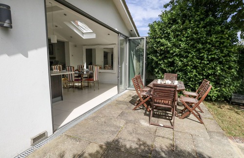 New Forest District Cottage | KING HENRY HOUSE, pet friendly, country holiday cottage in Lymington