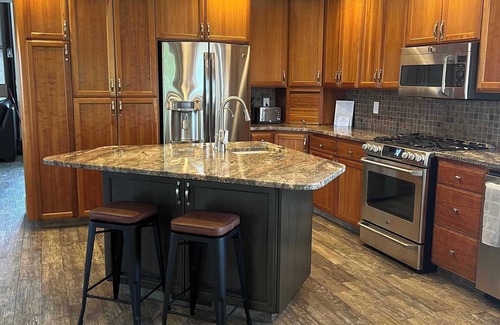 Pocatello House | King Home- Mountain Oasis, Pool & Views