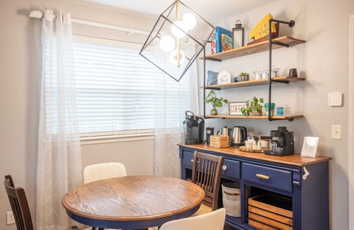 Moore House | King, Pet Friendly, WiFi, Fireplace, Fenced Yard, Patio