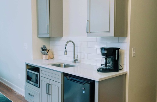 Frankfort Hotel | King Room, Kitchenette