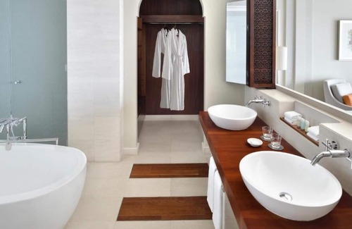 Deira House | King Room Near Dubai Creek Golf Club By Luxury Bookings