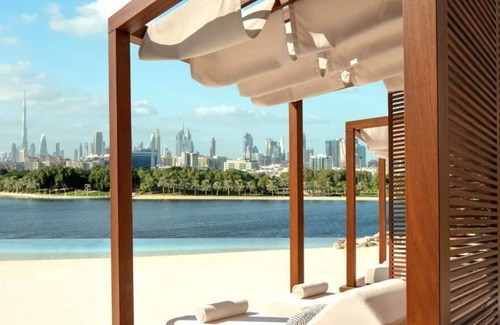 Deira House | King Room Near Dubai Creek Golf Club By Luxury Bookings