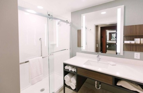 Winter Park Apartment | King Room Near Whole Foods Market ORL