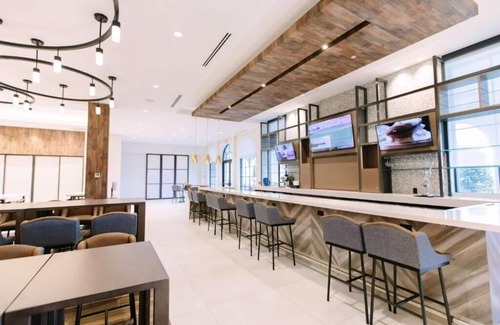 Winter Park Apartment | King Room Near Whole Foods Market ORL