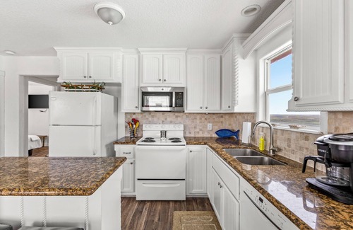 Freeport House | King size bed! 3BR Surfside Beach Bungalow Ocean & BayViews, Steps from Ocean!n