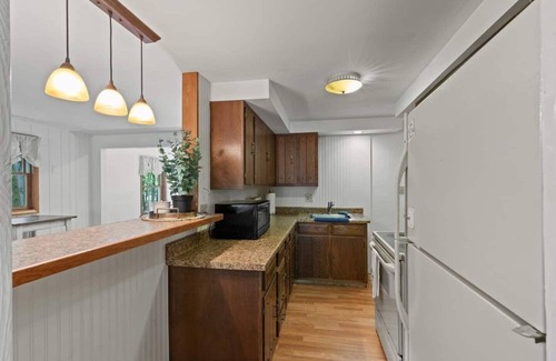 Jim Thorpe Cabin | King Size Beds, Bunk Beds, Access to Pool, Lake, & Tennis