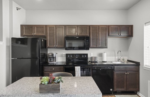 West Des Moines Apartment | King Studio Amenities Comfort and Convenience