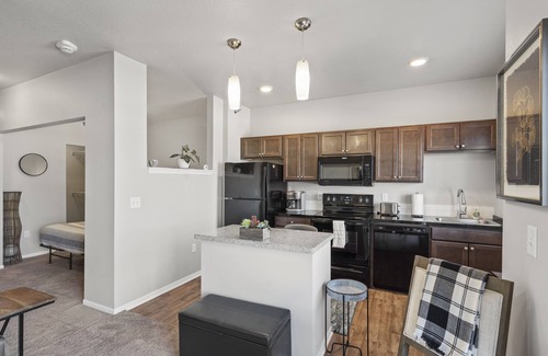 West Des Moines Apartment | King Studio Amenities Comfort and Convenience
