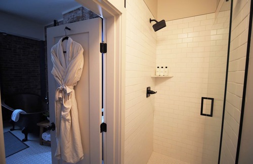 Jacksonville Hotel | King suite at The Jacksonville Inn Features luxurious soaking tub in room.