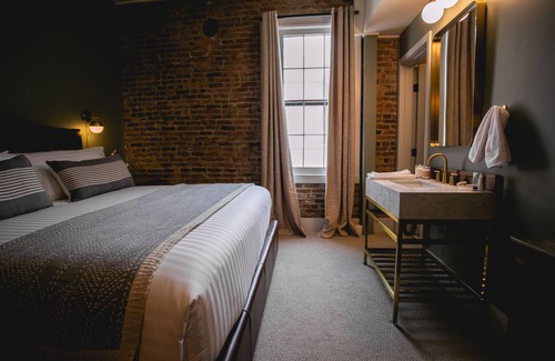Jacksonville Hotel | King suite at The Jacksonville Inn Features Tiled Rain Fall Shower