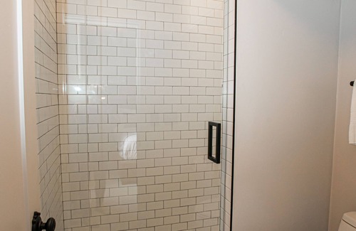 Jacksonville Hotel | King suite at The Jacksonville Inn Features Tiled Rain Fall Shower