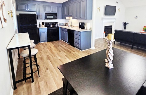 Houston County House | King Suite, BBQ Grill, Near RAFB, 4 TVS, Dedicated Workspace with WiFi, AC