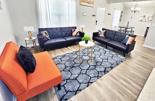 Houston County House | King Suite, BBQ Grill, Near RAFB, 4 TVS, Dedicated Workspace with WiFi, AC