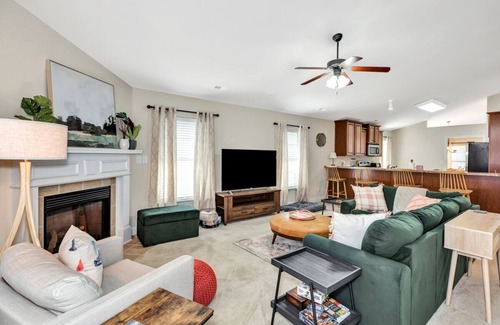 Madison House | King Suite, Cozy 3/2 Home, Pet-Friendly Relocation Haven - Airport, RSA, Stadium