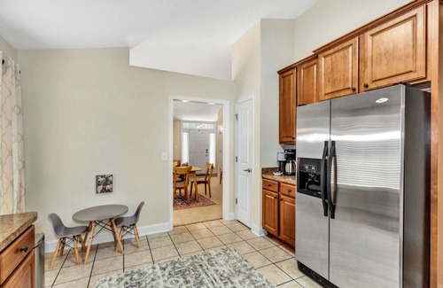Madison House | King Suite, Cozy 3/2 Home, Pet-Friendly Relocation Haven - Airport, RSA, Stadium