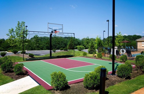 Concordville Condo | King Suite. Free Breakfast. Seasonal Outdoor Pool. Gym. Close to Longwood Gardens!