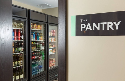 Corona Apartment | King Suite. Free Breakfast. Pool & Hot Tub. Gym. Near Amazon!