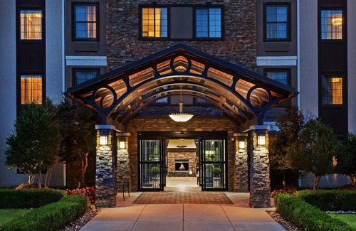 South Tulsa Condo | King Suite in Tulsa | Free Breakfast + Fitness Center + Seasonal Outdoor Pool