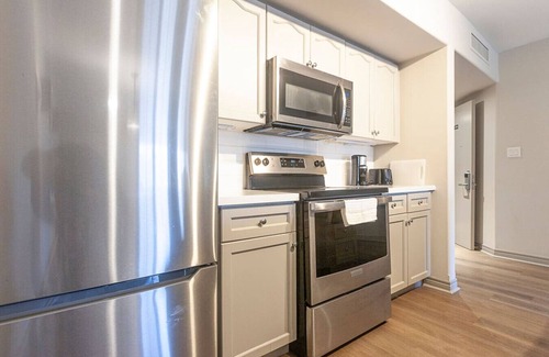 Oro-Medonte Condo | King Suite, Jacuzzi, Full Kitchen, Heated pool