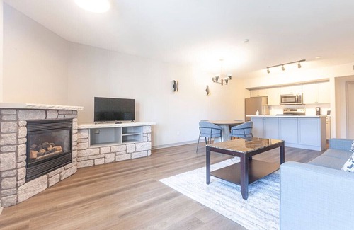 Oro-Medonte Condo | King Suite, Jacuzzi, Full Kitchen, Heated pool