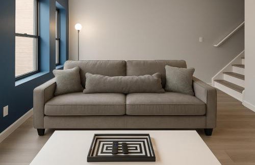 Downtown Cleveland Apartment | King Suite Playhouse Sq DT, Clinic, RockHall, CSU