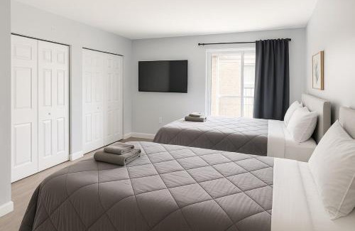 Downtown Cleveland Apartment | King Suite Playhouse Sq DT, Clinic, RockHall, CSU