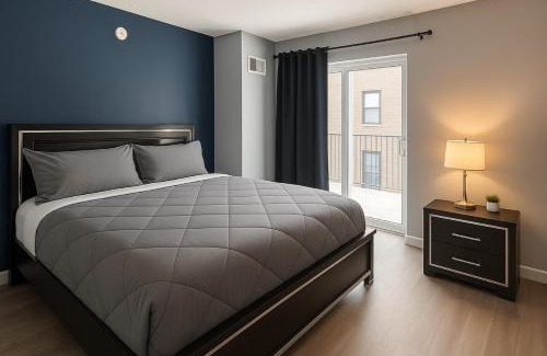 Downtown Cleveland Apartment | King Suite Playhouse Sq DT, Clinic, RockHall, CSU