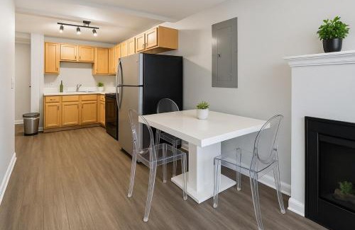 Downtown Cleveland Apartment | King Suite Playhouse Sq DT, Clinic, RockHall, CSU