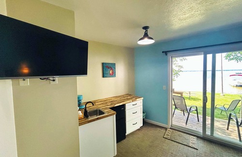 Lake City Apartment | King suite with Lake View