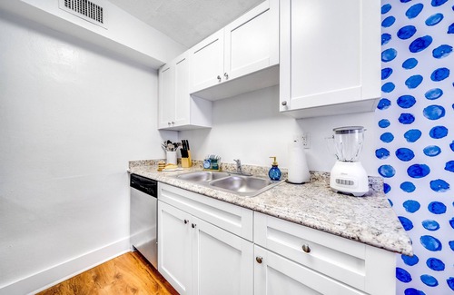 Survey Creek Apartment | King Water View - No Extra Fees - Palm Wave Says