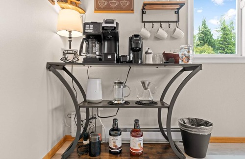 Port Angeles House | KingBeds/FastWiFi/CoffeeBar/FencedYard/OlympicView/Central location