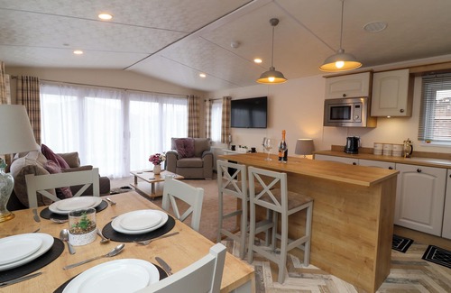 Evesham Cottage | KINGFISHER LODGE 36, with a garden in Evesham