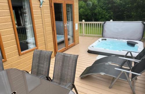 Malton Cabin | Kingfisher Lodge with Hot Tub
