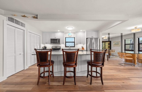 Sanibel Condo | Kings Crown 212: Updated Condo Just Steps to Beach