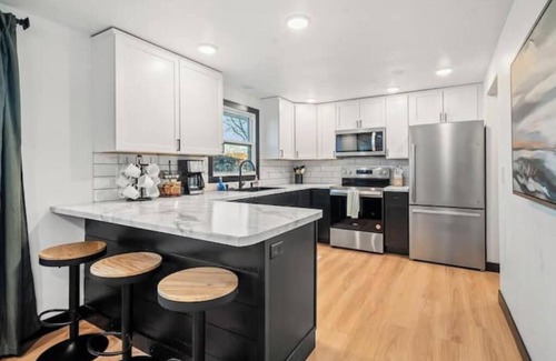 Green Bay House | Kings of the North - Spacious, Modern, Entertain!