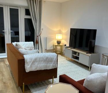 Slough House | Kings Reach Slough nr Legoland and Ascot Stylish Homely House Sleeps Eight