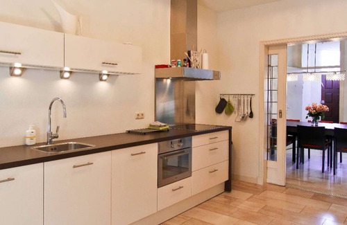 Oranjebuurt Apartment | Kingsize ground floor apartment nearby Park and City, 2nd home away from home