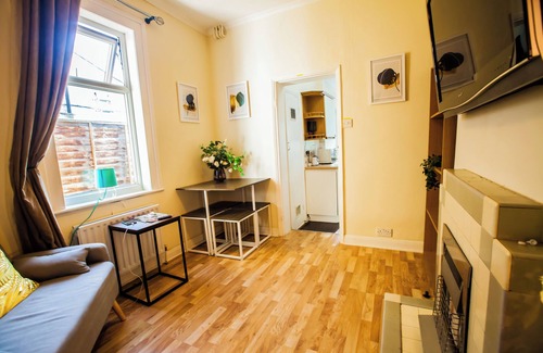 Canbury Apartment | Kingston Central Garden House with Free Parking
