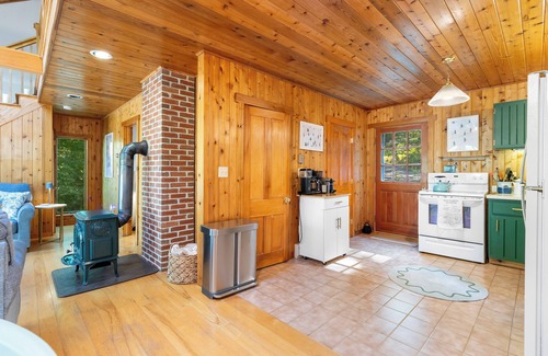 Jefferson Cottage | Kinney Cabin: 5-Bedroom Lakefront Home
