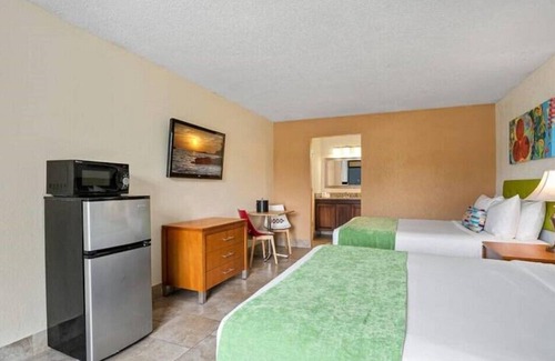 Historic Downtown Kissimmee Hotel | Kissimmee Contemporary Room with 2 DBL Beds & Pool
