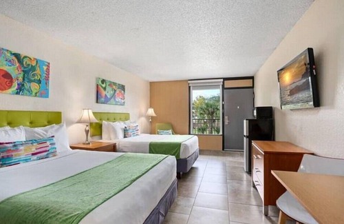 Historic Downtown Kissimmee Hotel | Kissimmee Contemporary Room with 2 DBL Beds & Pool