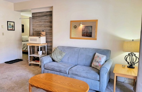 Lincoln Condo | Kitchen, AC, deck, mountain view, pool, ski shuttle. LA203 by LRS