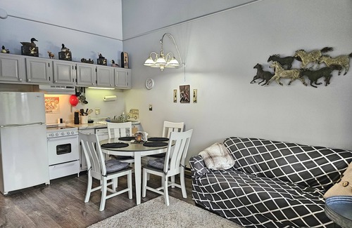 Lincoln Condo | Kitchen, AC, deck, mountain view, pool, ski shuttle. LB307 by LRS