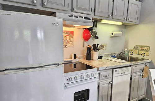 Lincoln Condo | Kitchen, AC, deck, mountain view, pool, ski shuttle. LB307 by LRS