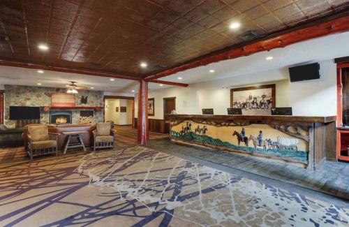 Columbia Hotel | Kitchen & Closet! Expanded Queen, Stoney Creek Columbia | 3 Units