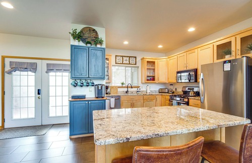 Klamath Falls House | Klamath Falls Getaway w/Pool & Hot Tub Access!