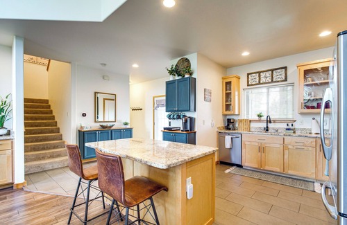 Klamath Falls House | Klamath Falls Getaway w/Pool & Hot Tub Access!